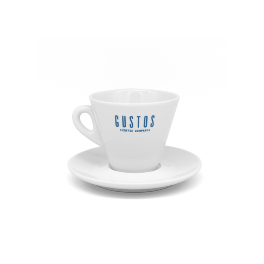 Taza-de-doble-capuchino-con-plato-Gustos-Coffee-Blanca