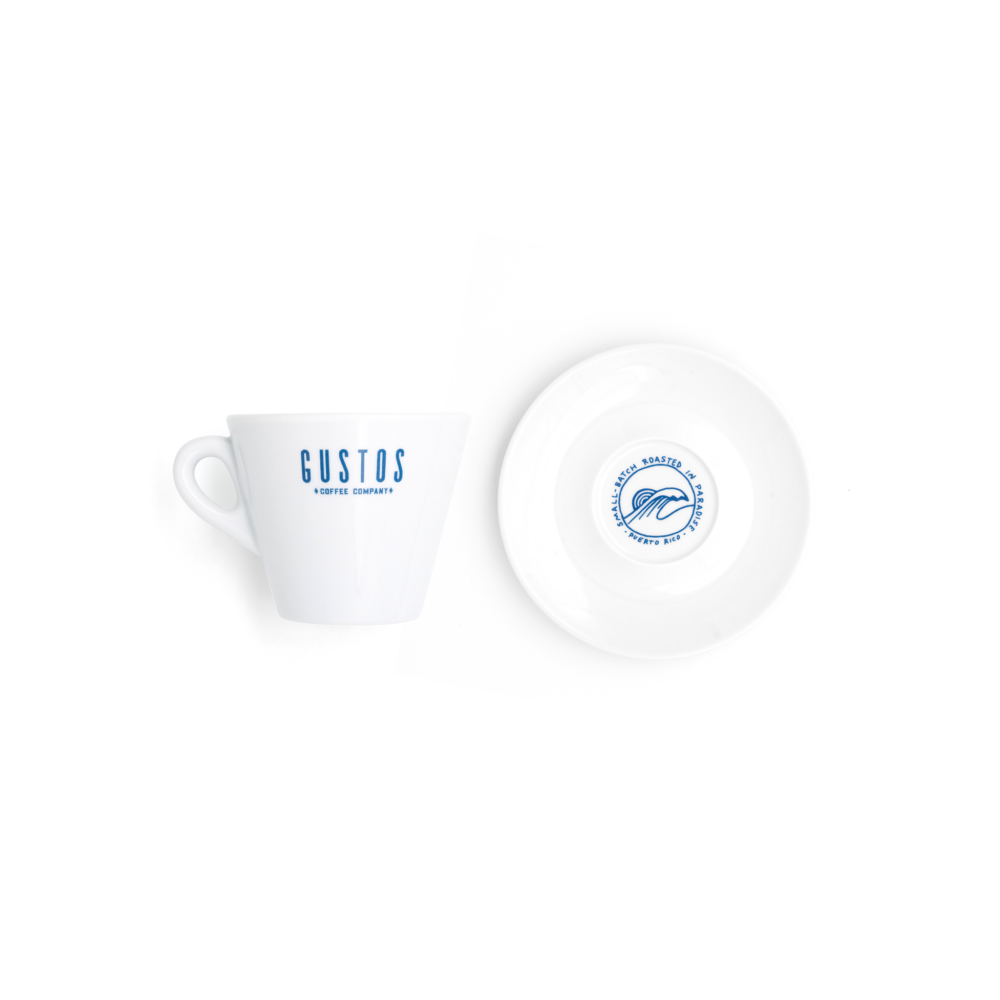 Taza-doble-capuchino-y-plato-Gustos-Coffee-Blanca